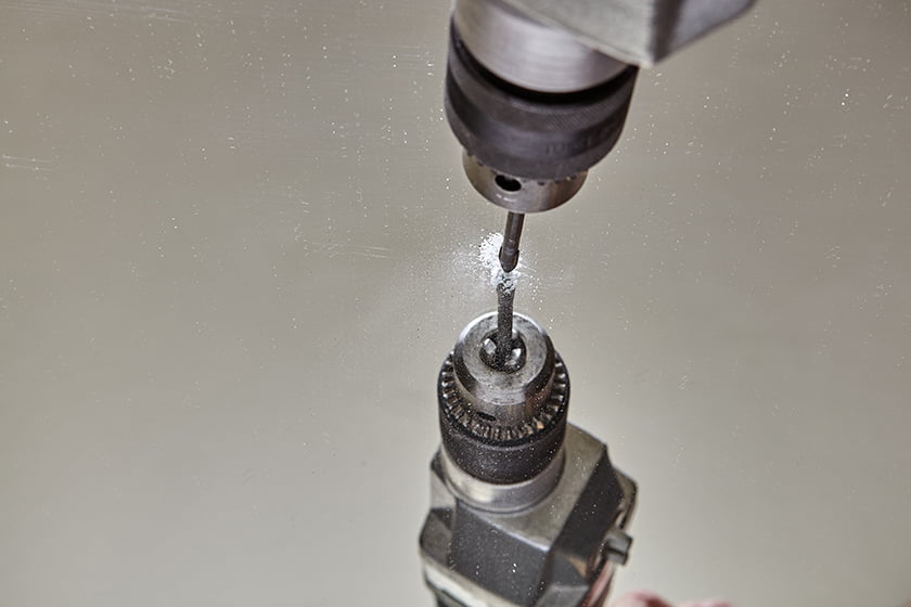 drill a hole into glass: drilling process